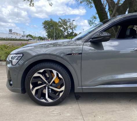 AUDI E-TRON ELÉTRICO PERFORMANCE BLACK QUATTRO